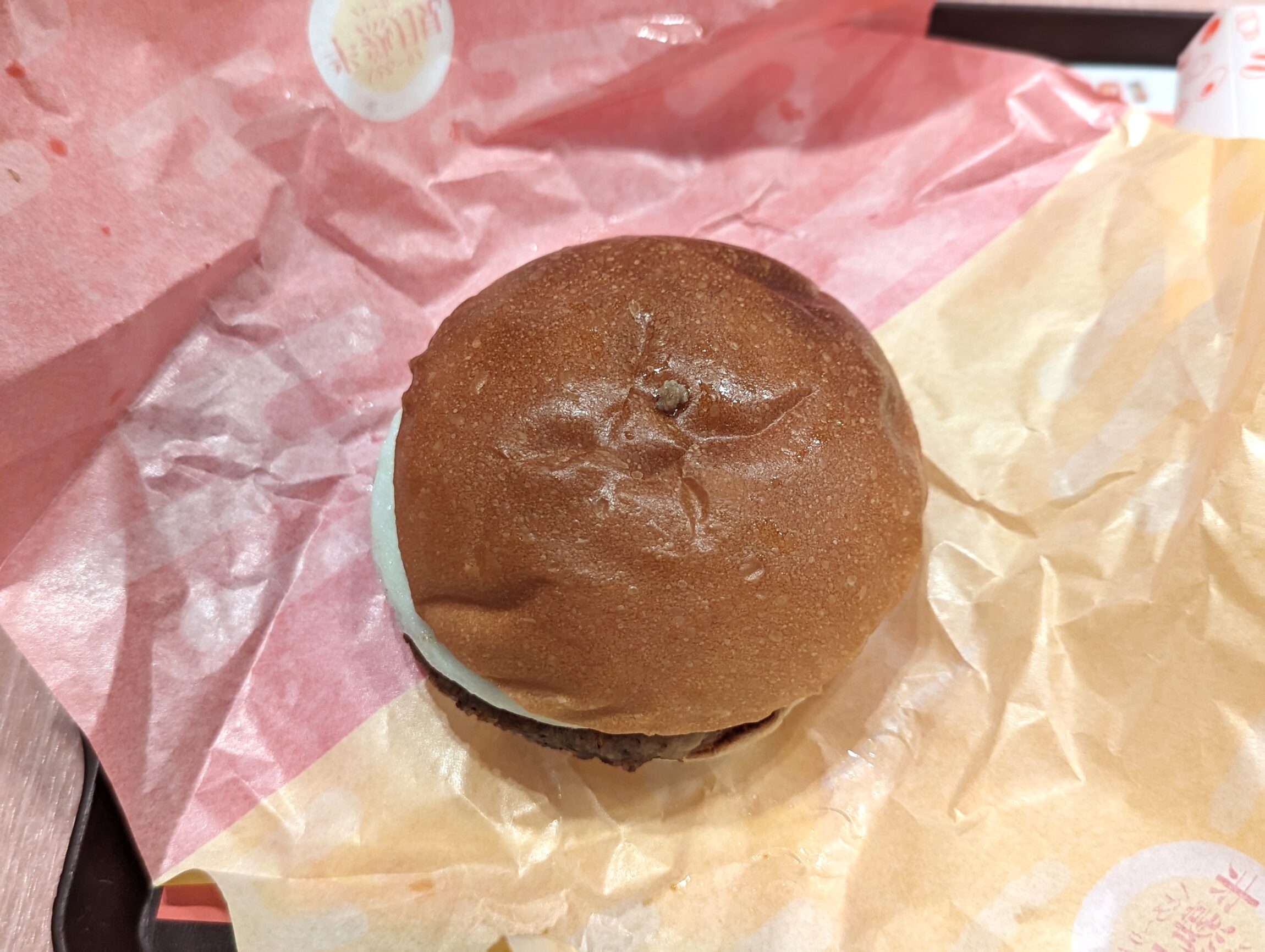 ロッテリアの「半熟月見 和風絶品チーズバーガー」の写真 (3)