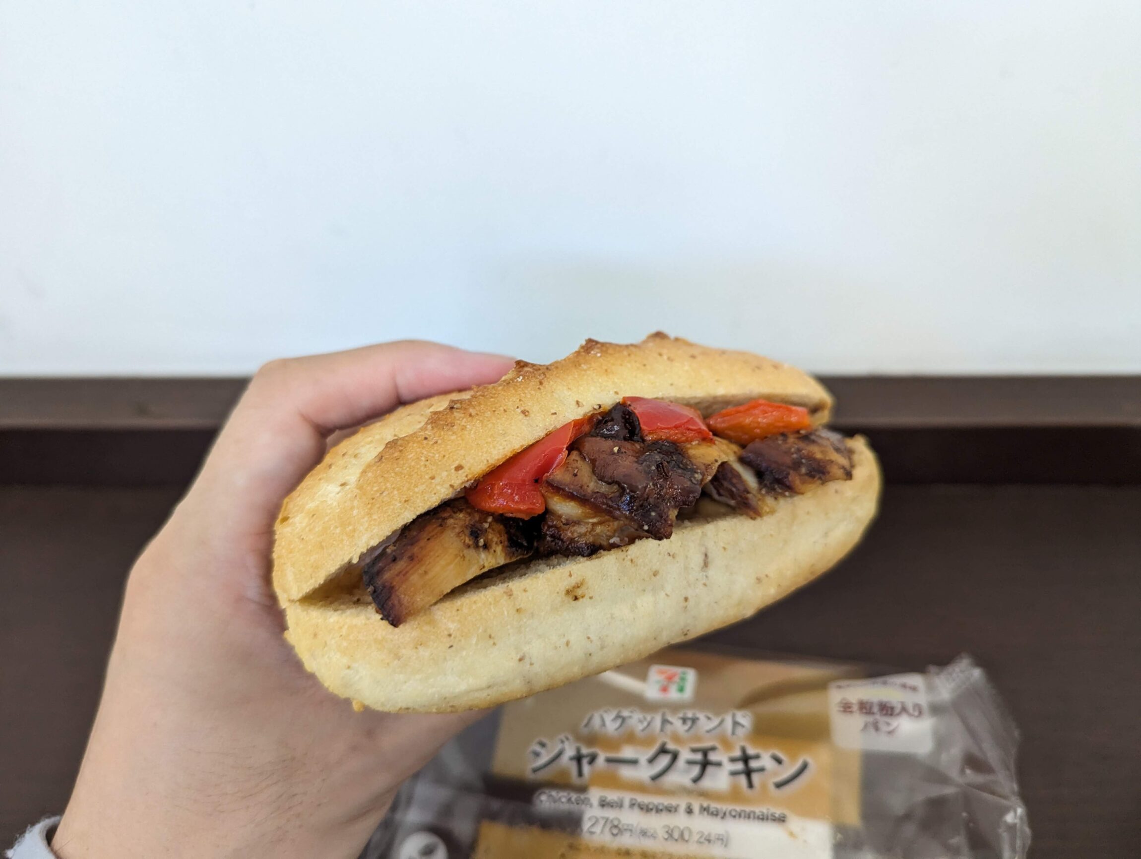 セブンイレブンのバゲットサンド　ジャークチキンの写真 (6)
